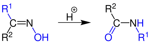 Mécanisme de réaction du réarrangement de Beckmann. Le marquage bleu met en évidence le réarrangement des atomes.