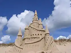 Château de sable (légèrement humide).