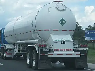 Un camion-citerne blanc vu de l'arrière.