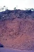 De haut en bas : cuirasse latéritique (chapeau de fer), limonite tendre, soubassement en roche ultramafique à Yaté, en Nouvelle-Calédonie.