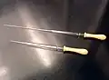 Pipettes Pasteur à un embout permettant de prélever un liquide.