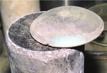 Plutonium vu par la tranche sur le salt cake issu du procédé multicycle de réduction directe d'oxyde (MCDOR, an anglais multicycle direct oxide reduction) : le dioxyde de plutonium PuO2 est dissous dans le chlorure de calcium CaCl2 fondu de 820&nbsp;à&nbsp;875&nbsp;°C dans un creuset en oxyde de magnésium MgO pour y être réduit en plutonium métallique.