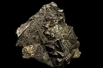 Octaèdres de pyrite (8 × 8 cm). Mine de Huarón (en) (département de Pasco, Pérou).