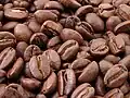 Grains de café légèrement torréfiés.