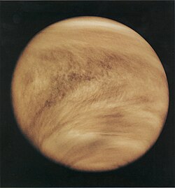 Images de Vénus en ultraviolet, on observe des mouvements de structures nuageuses.