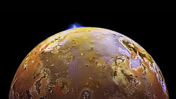 Une moitié de la lune est représentée, celle-ci apparaissant orangée voire marron. Une éjection brillante blanche est observable à la surface.