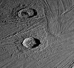 Sur un sol ancien et rainuré, deux cratères plus jeunes de 38 et 38 km de diamètre