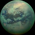 Image recomposée de Titan en infrarouge vu par la sonde Cassini en novembre 2015. Le bleu représente les longueurs d'onde centrées sur 1,3 µm, le vert sur 2,0 et le rouge sur 5,0.