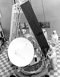 Photo de la sonde spatiale entourée de techniciens en scaphandre