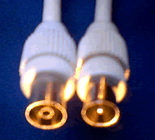 Connecteurs mâle et femelle sur câble coaxial 75 ohms.