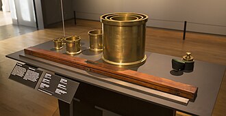 Répliques historiques d'étalons métriques, dont un mètre en fer.