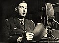 De Gaulle à la BBC en 1941 devant un BBC-Marconi Type A, emblématique de la station et de la période.