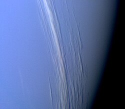 Zoom sur la planète et ses structures nuageuses ; des ombres sont visibles.