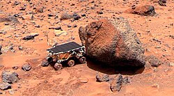 Photo du rover appliquant le spectromètre APXS sur le rocher Yogi.