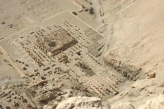 Ruines du temple funéraire de Montouhotep II à Deir el-Bahari.
