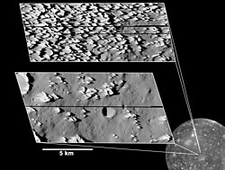 Vue agrandie de la lune, montrant deux exemples d'endroit à la surface où le nombreuses aspérités sont observables.