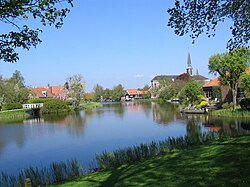 Image de bâtiments autours d'une rivière.
