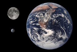 Il y a la Terre, la Lune est en dessous de la Lune, une vision artistique de Orcus.