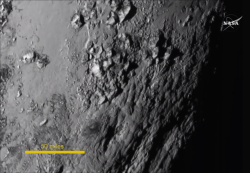 Gros plan de Pluton (environ 300 × 300 km), pris le 14 juillet 2015 au moment du survol.