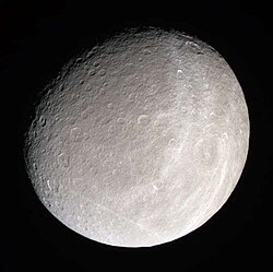 Vue en couleurs de l'hémisphère arrière de Rhéa par Cassini.