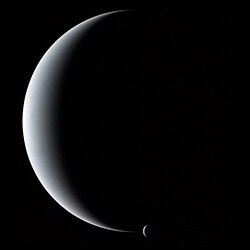 Triton apparaît devant Neptune, les deux présentent de très fins croissants.