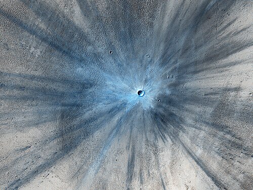 Cratère d'impact de 30 mètres de diamètre récent (moins de trois ans) photographié en novembre 2013 par la caméra HiRISE.