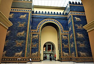 La Porte d'Ishtar de Babylone, VIe siècle, reconstituée au Pergamon Museum de Berlin.