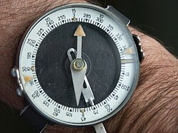 Boussole de poignet des fantassins de l’armée soviétique (sous les chiffres 15°, 30° et 45° de l’échelle extérieure en sens anti-horaire : les lettres cyrilliques 3 (zapad, ouest), Ю (youg, sud) et B (vostok, est).