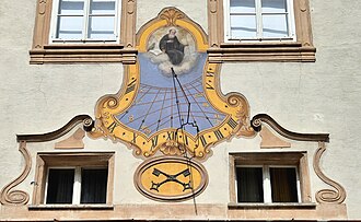 Cadran solaire dans la cour de l'archi-abbaye Saint-Pierre de Salzbourg.