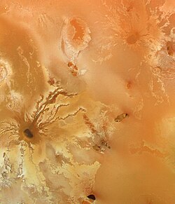 Gros plan sur un volcan actif de Io, montrant des coulées de lave.