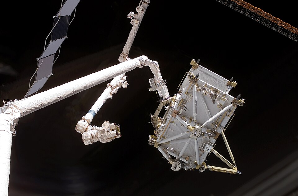 La poutre P3 de la station spatiale est extraite de la soute.