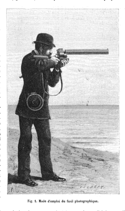 Otto Lund épaulant en 1882 à Naples le fusil photographique de Marey.