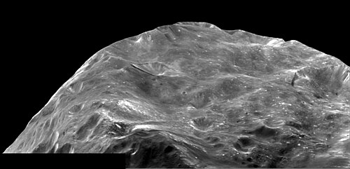 Cette image a été obtenue à une distance de 13 000 km. 1 pixel représente environ 80 mètres (3000x1445).