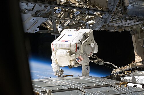 Sortie extra-véhiculaire pour travailler sur le module japonais Kibo