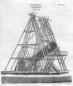 Un très grand télescope porté par un échafaudage en pyramide sort d'une maison en bois, porté par des poulies situées au sommet de la construction. Le tout est monté sur une plate-forme pivotante.