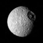 Mimas et le cratère Herschel (en).