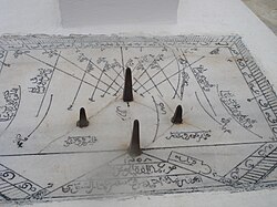 Cadran solaire dans la cour de la grande mosquée de Kairouan.