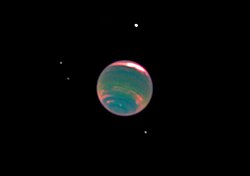 Le pôle nord de la planète est illuminé en rouge, contrastant avec sa couleur bleue.