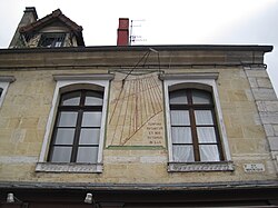 Cadran solaire de Pontarlier avec analemme de correction du temps.