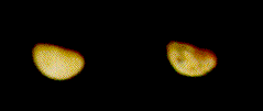 Deux versions de la même image d'un corps planétaire orange ; la moitié inférieure gauche des deux est éclairée. L'image de droite est plus sombre, ce qui permet de mieux voir les détails sombres à la surface du corps.