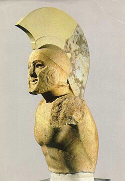 Buste d'un hoplite casqué, dit « Léonidas », début du Ve siècle, Musée archéologique de Sparte.