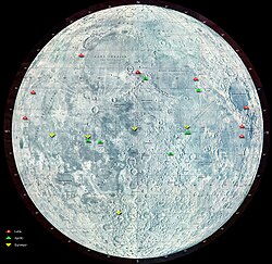 Image bleutée de la Lune, des points rouges, jaune et verts indiquant les lieux d'atterrissage.