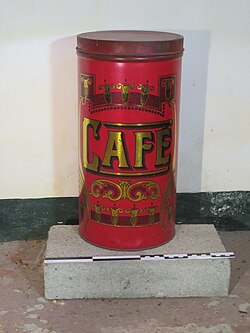 Très haut récipient cylindrique avec couvercle en tôle peint en rouge avec décor et lettres en or.