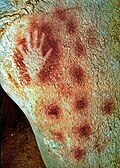 Main négative sur une paroi de la grotte du Pech Merle, datée de 25 000 ans.
