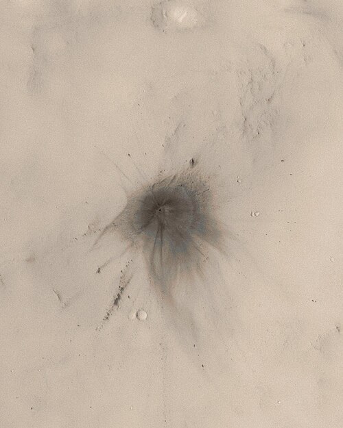 Cratère d'impact situé dans Arabia Terra. Le cratère a un diamètre de 22,6 ± 1,7 mètres. Deux photos prises par ailleurs permettent de dater son apparition entre le 8 décembre 2003 et le 26 novembre 2005.
