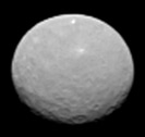 Cérès par Dawn le 4 février 2015, à seulement 145 000 kilomètres de la surface de l'astéroïde. La résolution est de 14 kilomètres par pixel.