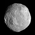 Une des premières images de Vesta obtenue le 7 juillet alors que la sonde se trouve à 41 000 km de l'astéroïde.