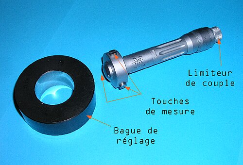 Micromètre d'intérieur trois touches avec sa bague de réglage.