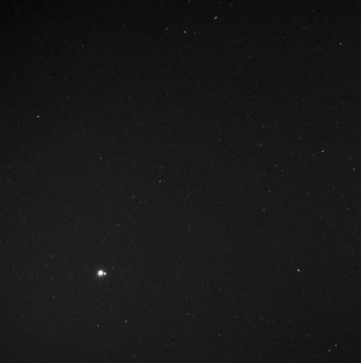 Photo montrant un petit point blanc perdu dans le noir de l'espace