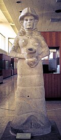 Déesse au vase jaillissant, Mari, début du IIe millénaire av. J.-C. Musée d'Alep.